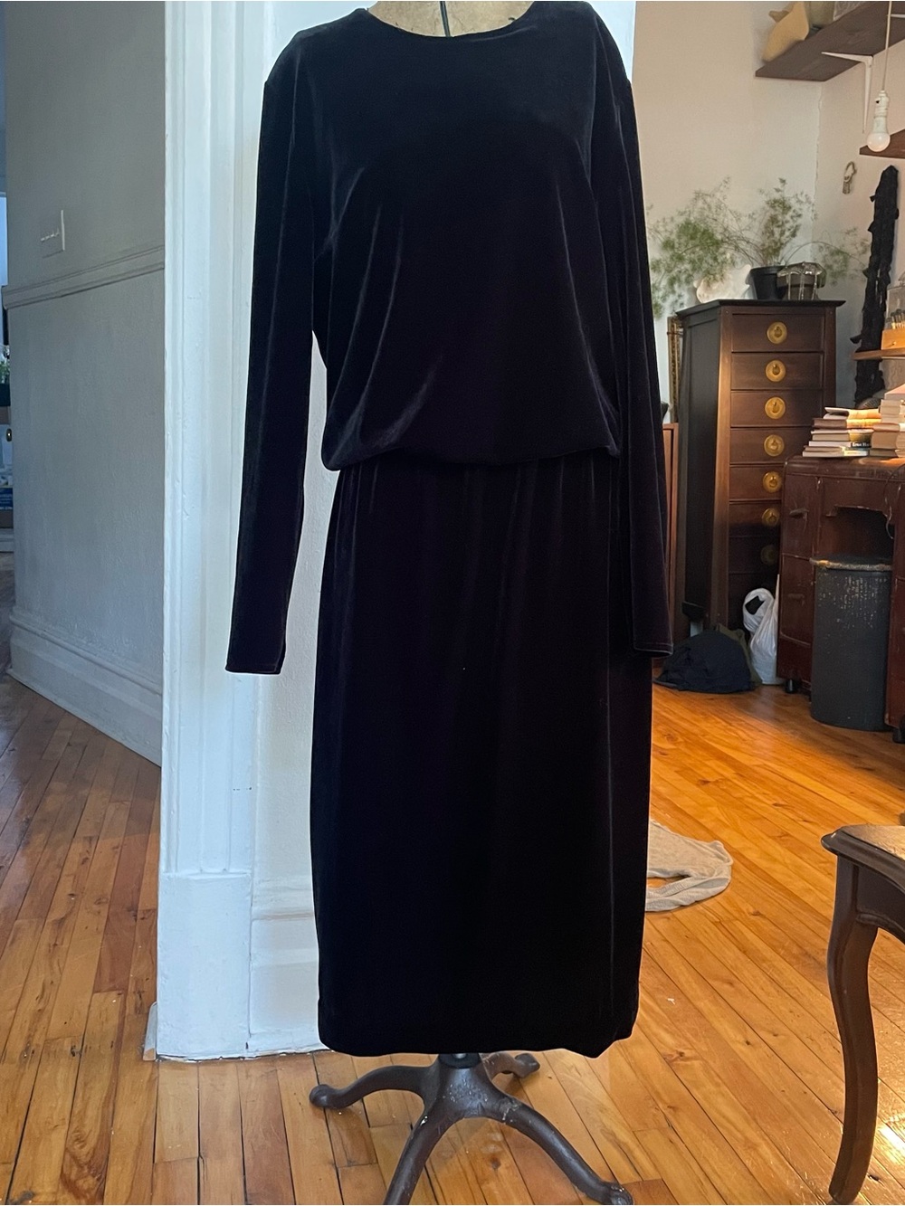 Classic Black Velvet Long-Sleeve Dress